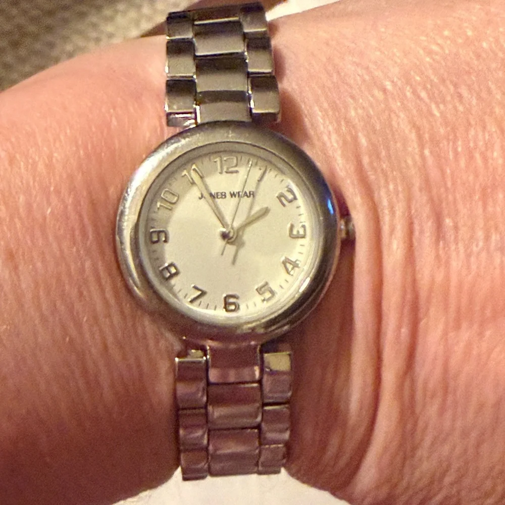 Vintage Jones NY Silver Stainless Steel Minimalist Bracelet Watch,White Dial